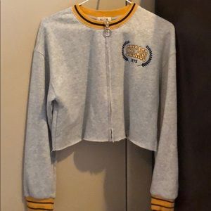 Cropped sweat shirt.